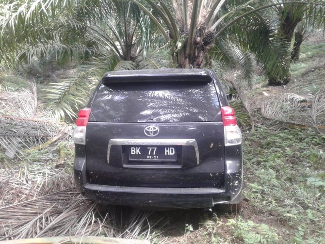 mayat pria di dalam mobil prado