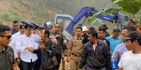 6 Penampilan Jokowi Saat Tinjau Korban Banjir di Bogor, Jas Hujannya Curi Perhatian