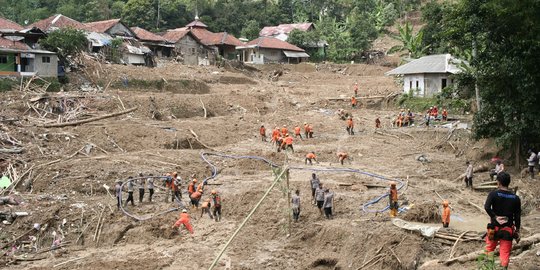 Kopassus Buka Jalur untuk Permudah Alat Berat Cari 3 Korban Longsor di Bogor