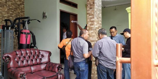 Polisi Datangi dan Memeriksa Rumah Teddy di Bandung