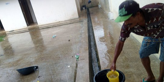 Krisis Air Bersih, Korban Banjir Bandang Lebak Manfaatkan Air Hujan
