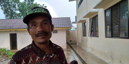 Perjuangan Rohman Terobos Banjir Bandang sambil Gendong 6 Anak