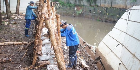 Sudin SDA Jaksel Bangun Tanggul Darurat di Kali Krukut