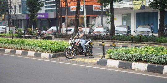 Kelakuan Pemotor Terobos Akses Pejalan Kaki dan Disabilitas