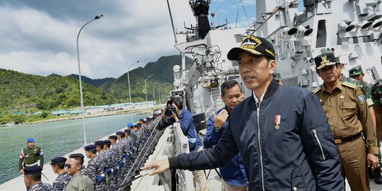 Gaya Jokowi Tinjau Kapal Perang TNI di Natuna