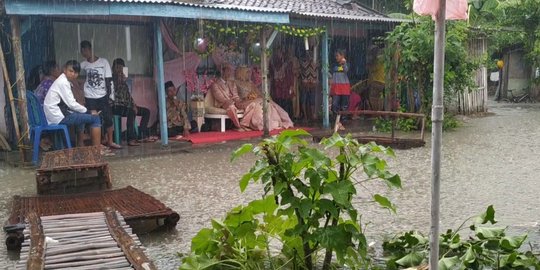Pengantin di Jombang Gelar Resepsi Pernikahan di Tengah Genangan Banjir