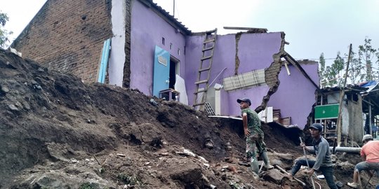 Satu Rumah di Tasikmalaya Rusak Akibat Longsor