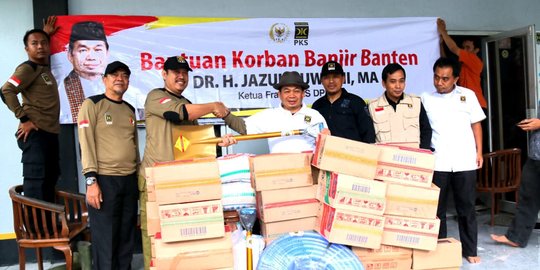 Sambangi Korban Banjir Lebak, Ketua Fraksi PKS Serahkan Bantuan dari Gaji DPR