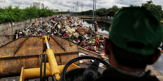 Tumpukan Sampah Sisa Banjir di Pinggiran Kali Cengkareng