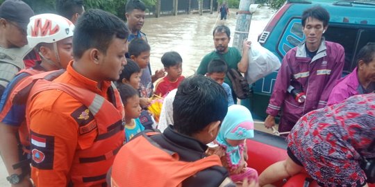 Karawang Kembali Banjir, Petugas Evakuasi Anak dan Lansia Sakit