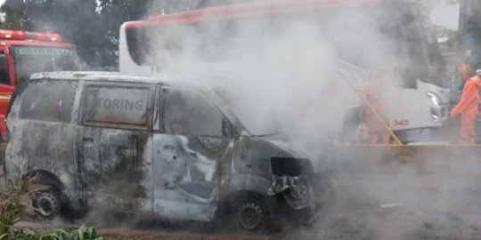 Mobil Terbakar di Jalur TransJakarta Depan RS UKI Cawang