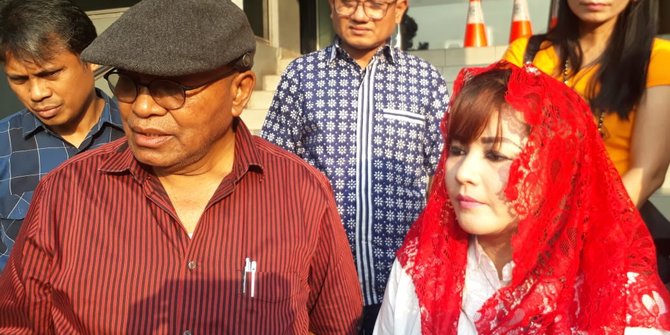 Dewi Tanjung dan Abu Janda Bakal Demo Anies di Balai Kota Soal Banjir