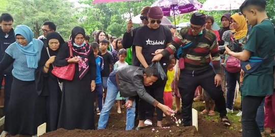 Foto-Foto Jasad Lina Kembali Dimakamkan, Rizky Febian & Teddy Tabur Bunga Bareng