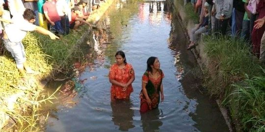 Ketahuan Mencuri di Pasar, Ibu-ibu Diceburkan ke Parit