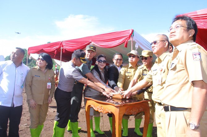 bupati minahasa pimpin pembersihan eceng gondok di danau tondano