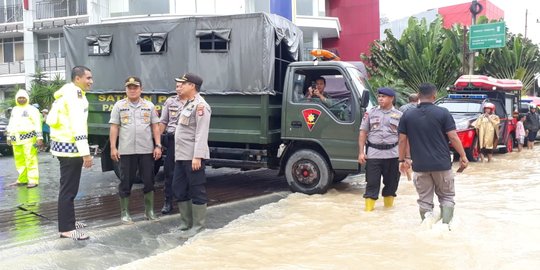 Banjir Akibat Hujan 7 Jam di Samarinda, Penumpang Pesawat Diangkut Truk ke Bandara