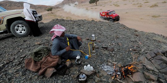 Saat Warga Arab Menikmati Shisha Sambil Nonton Reli Dakar 2020