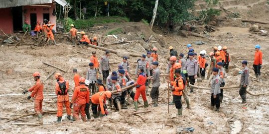 Pencarian Tiga Korban Longsor di Bogor Diperpanjang