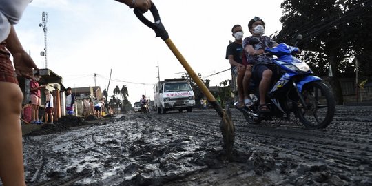 Warga Filipina Gotong Royong Bersihkan Material Vulkanik Gunung Taal