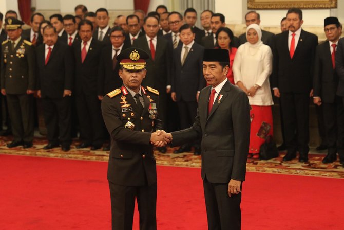 jokowi lantik kapolri idham azis