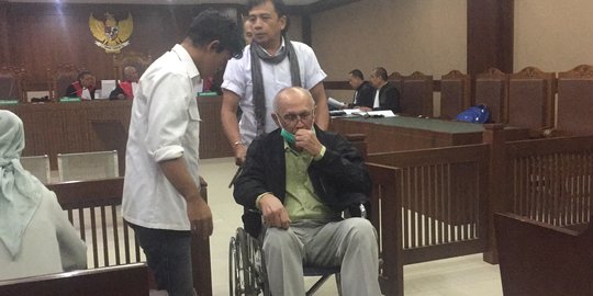 Kivlan Zen yang Terbatuk-batuk Saat Bacakan Lembaran Eksepsi