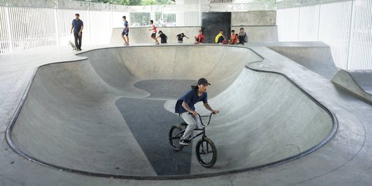 Melihat Skatepark di Kolong Flyover Pasar Rebo