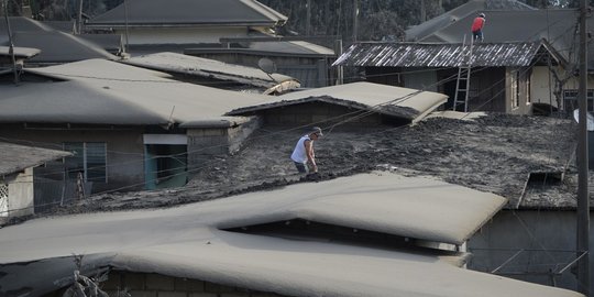 Abu Tebal Gunung Taal Selimuti Atap Rumah Warga Filipina