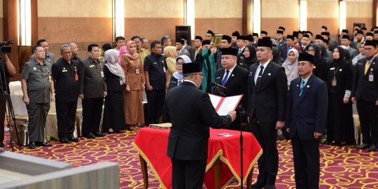 Lantik Sejumlah Pejabat, Gubernur Riau Dinilai Butuh Gerak Cepat Atasi Persoalan