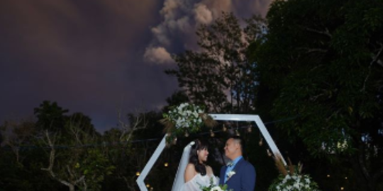Pasangan Ini Menikah Berlatar Belakang Erupsi Gunung Taal, 5 Potretnya Bikin Takjub