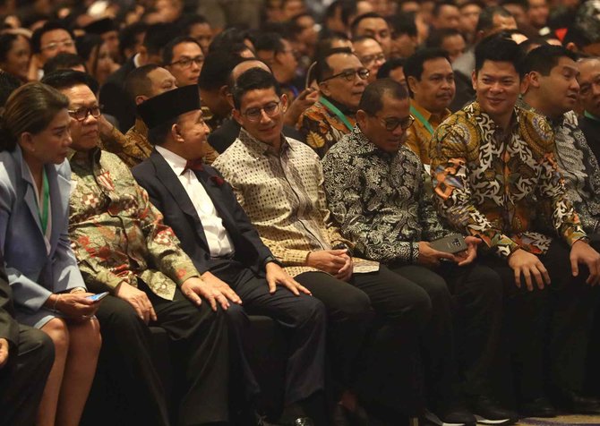 jokowi dan sandiaga uno hadiri pelantikan pengurus hipmi