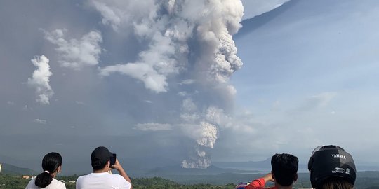 Gunung Taal Filipina Muntahkan Lava, 84 WNI Berlindung di KBRI Manila