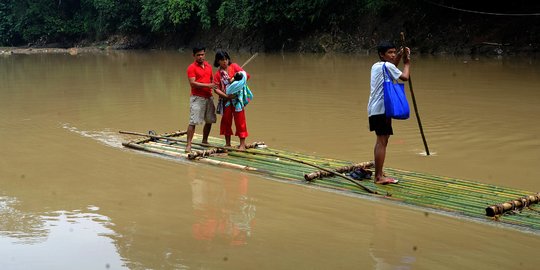 Jembatan Gantung Roboh, Warga Andalkan Rakit Bambu untuk Menyeberang