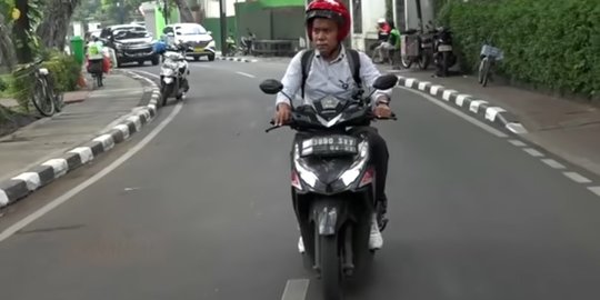 Keseharian Billy Mambrasar Stafsus Jokowi, Ngantor Pilih Naik Motor