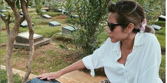 Ziarah Ke Kuburan Olga Syahputra Air Mata Jessica Iskandar Tumpah Kenang Masa Lalu Halaman 2 Merdeka Com