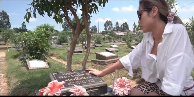 Ziarah Ke Kuburan Olga Syahputra Air Mata Jessica Iskandar Tumpah Kenang Masa Lalu Halaman 2 Merdeka Com