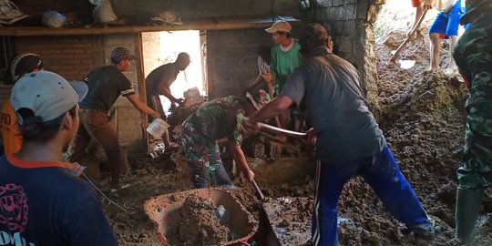 Longsor Tutup Akses Jalan dan Rusak 2 Rumah di Kediri