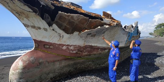 Bangkai Kapal Misterius Terdampar di Pantai Karangasem Bali