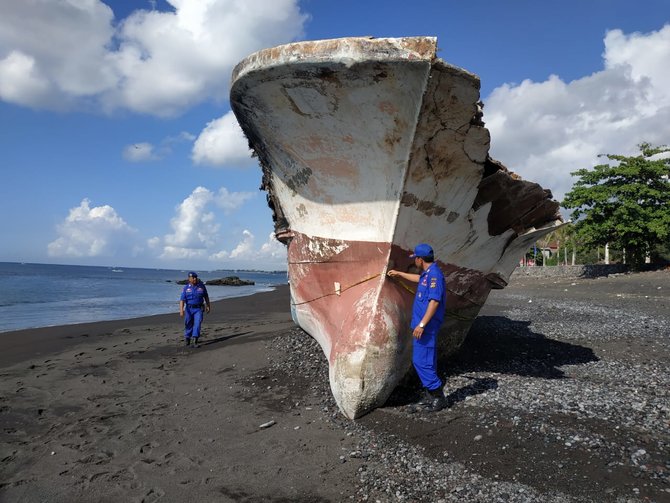 kapal terdampar di pantai bali