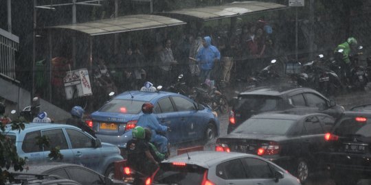 Hujan Guyur Jakarta di Sabtu Pagi, Sejumlah Ruas Jalan Tergenang