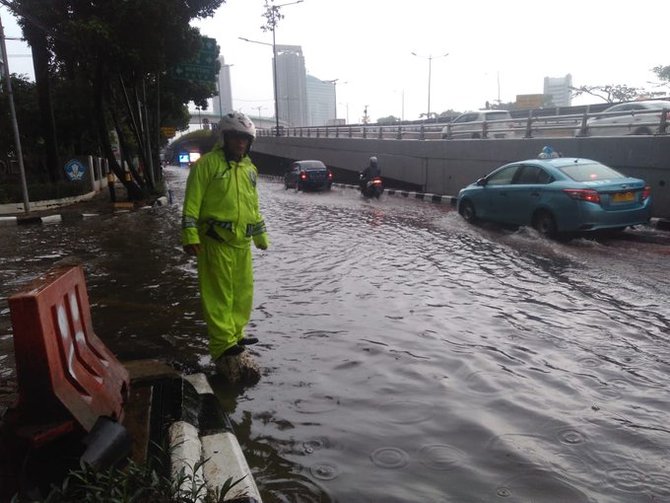 Hujan Guyur Jakarta Di Sabtu Pagi, Sejumlah Ruas Jalan Tergenang ...