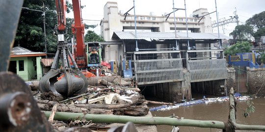 Jakarta Diguyur Hujan, Ketinggian Pintu Air Manggarai Capai 754 Sentimeter