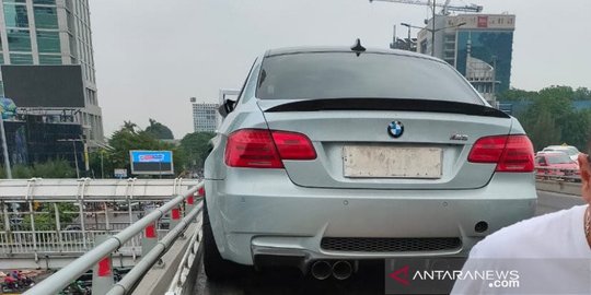 Mobil BMW Alami Kecelakaan di Tol Slipi Arah Grogol