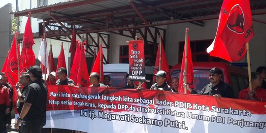 Puluhan Orang Demo Markas PDIP Solo, Minta DPC Ikuti Perintah Megawati Soal Pilkada