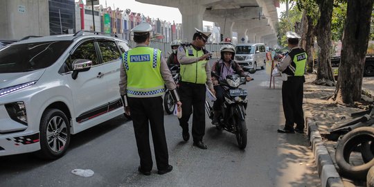 Mau Ditilang, Pengendara Honda Jazz Kabur Tabrak Polisi di GBK