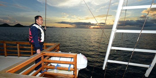 Naik Kapal Pinisi, Jokowi Tinjau Kesiapan Wisata Bahari di Labuan Bajo