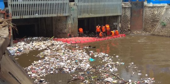 Suka Duka Petugas Pintu Air Manggarai, Temukan Dompet Berisi Uang Hingga Mayat