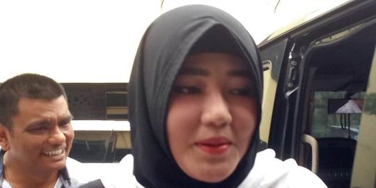Penampilan Terbaru Via Vallen Kenakan Hijab, Bikin Pangling