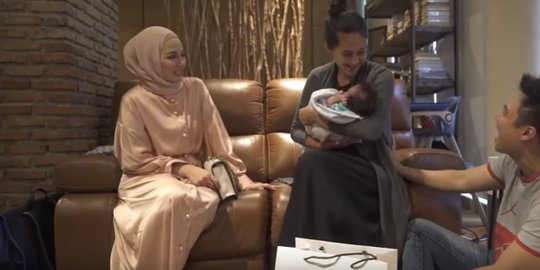 Tiger Wong Ditengok Tamu Jauh, Si Cantik Neelofa Artis Papan Atas Malaysia