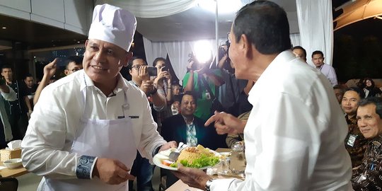 Saat Ketua KPK Firli Bahuri Menjadi Chef Memasak Nasi Goreng