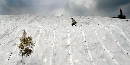 Gunungan Sampah di TPA Cipayung Ditutup Plastik Besar